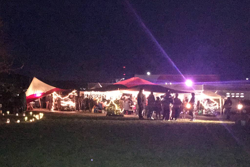 Nachtblick auf beleuchtete Aussen-Kulisse der Veranstaltung „Lobeda leuchtet“