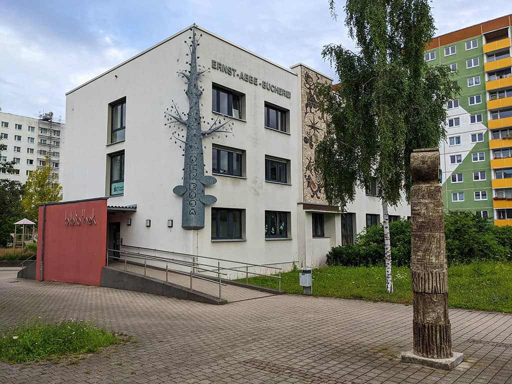 Stadt-Teil-Bibliothek Lobeda Das Gebäude der Stadtteilbibliothek Lobeda mit Fassadenbeschriftung Ernst-Abbe-Bücherei
