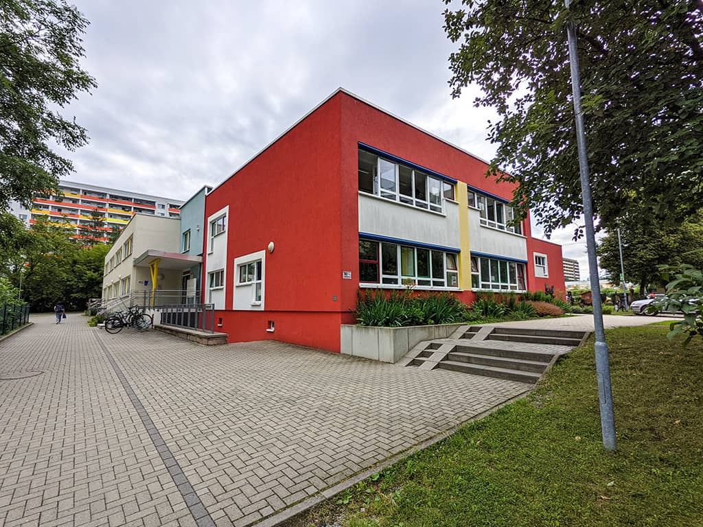IKOS Jena - Beratungs-Zentrum für Selbst-Hilfe Blick auf rote Gebäude des IKOS Jena - Beratungszentrum für Selbsthilfe