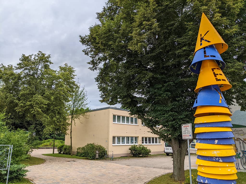 Kinder-und Jugendzentrum Klex in Jena Eingang zum Klex Jena, im Vordergrund der auffällige Blau-Gelbe Kegel