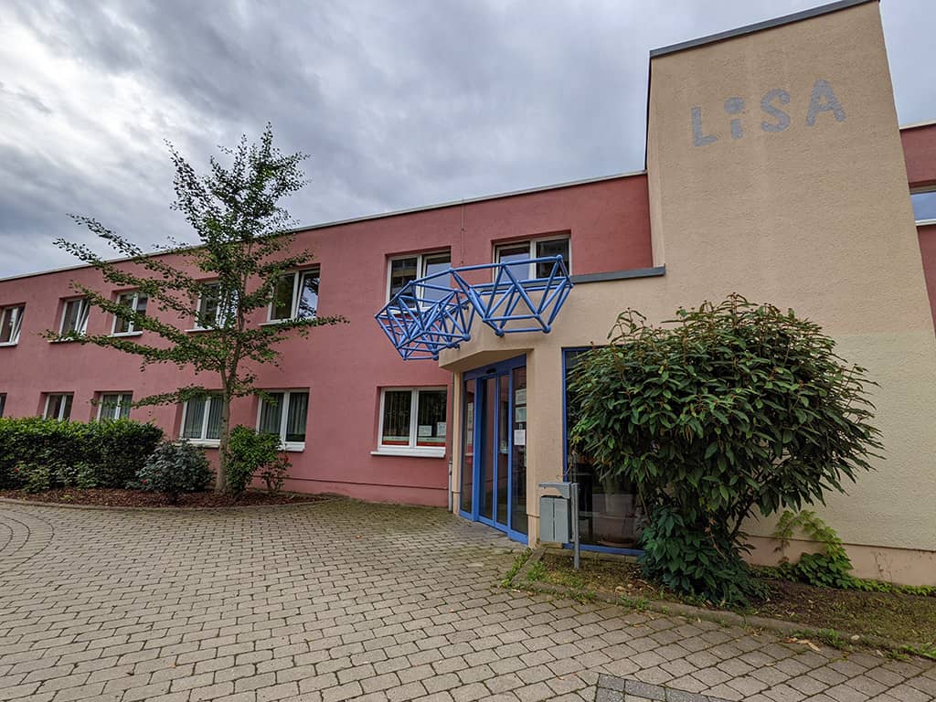Stadtteilzentrum LISA Blick auf den Eingangsbereich mit großem Schriftzug LISA an der Fassade