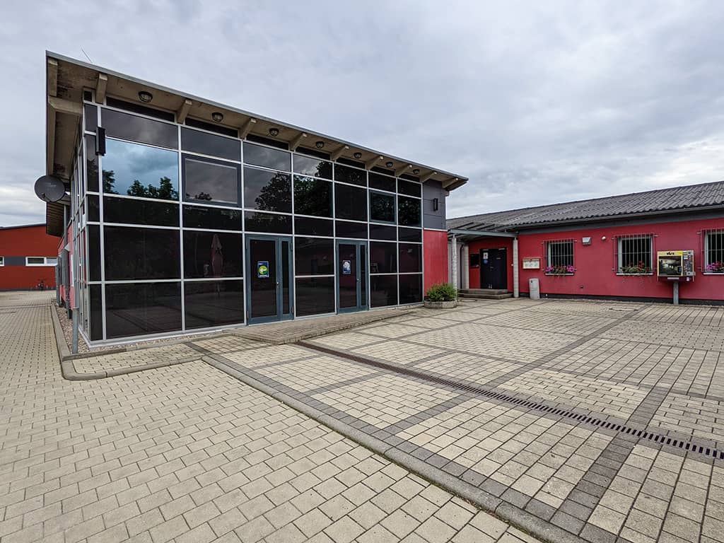 Sport-Gelände Lobeda Blick auf das Hauptgebäude des Sporthallenkomplex Jena Lobeda