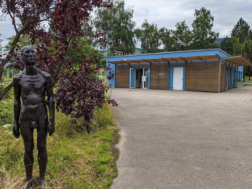 Stadt-Teil-Büro Lobeda Blick auf das Stadtteilbüro Jena Lobeda, im Vordergrund eine Kunstskulptur